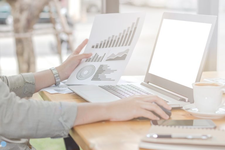 圖片為人員在研究數據