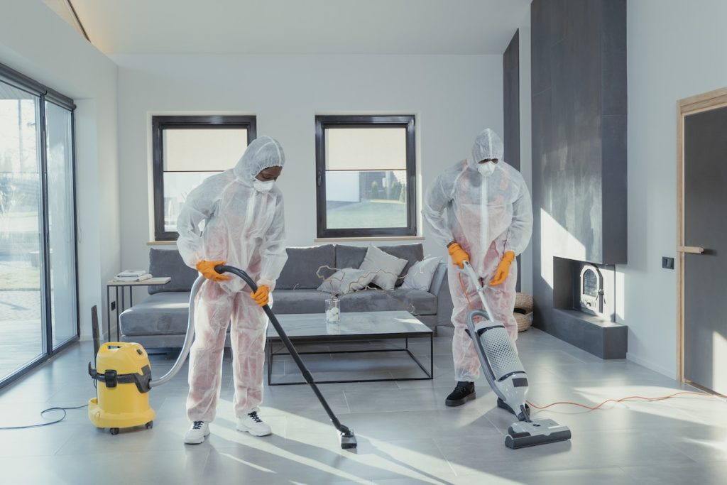 消毒除蟲公司團隊進行居家清潔服務圖
