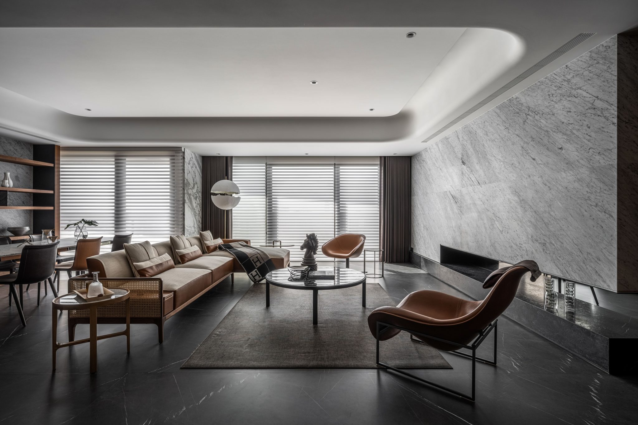 照片為寬達空間設計的豪宅室內空間規劃作品〈La Bella Vita．琥珀〉客廳一景，由智泉行銷團隊為其量身打造豪宅室內設計行銷！