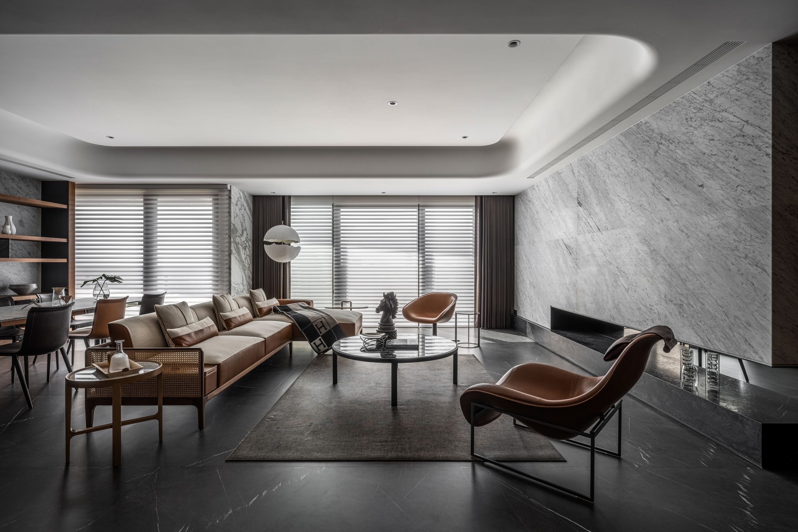 照片為寬達空間設計的豪宅室內空間規劃作品〈La Bella Vita．琥珀〉客廳一景，由智泉行銷團隊為其量身打造豪宅室內設計行銷！