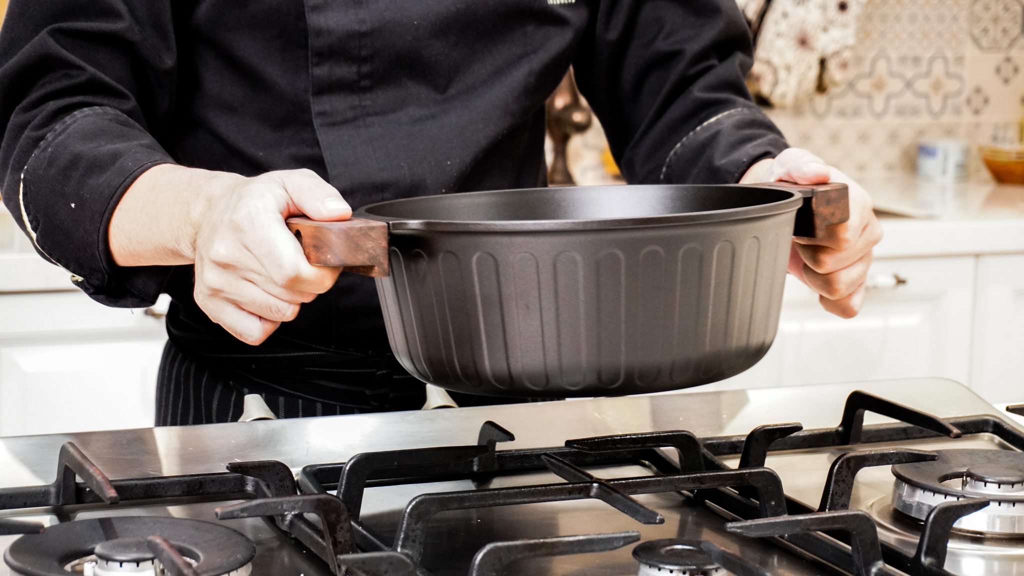 有一名廚師手握大古鑄鐵鍋